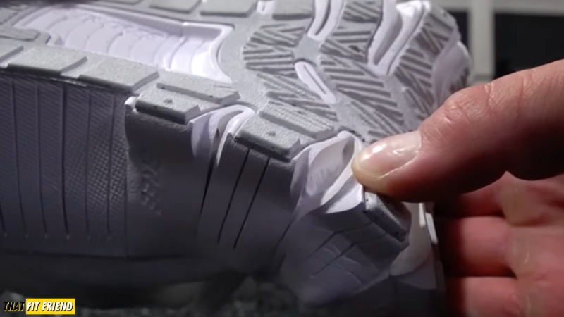 Material splitting in forefoot midsole of free metcon 6